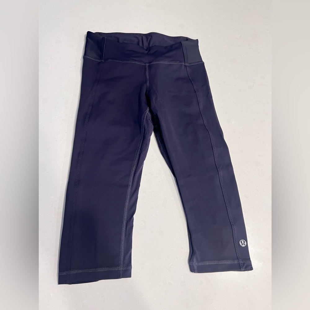 Womens navy Lululemon size 4 capri leggings